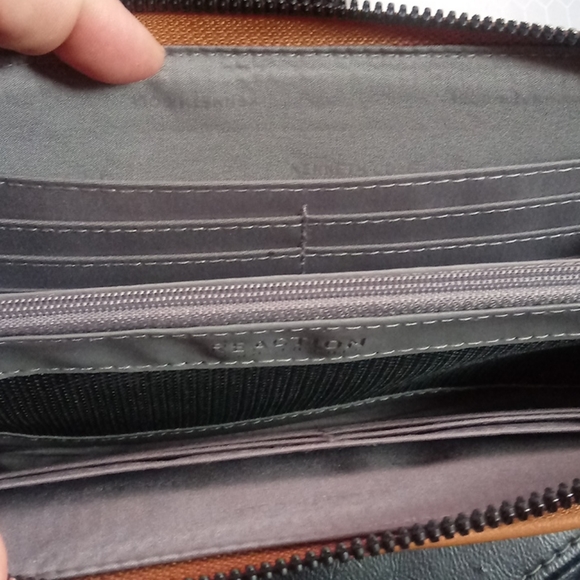 Kenneth Cole Reaction Wallet - Picture 2 of 6